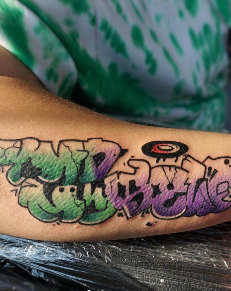 涂鸦英文纹身图片_手臂花体字纹身图案