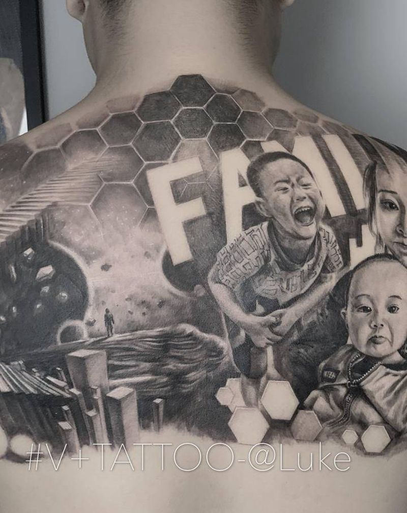 Family纹身图片_背部欧美写实纹身图案