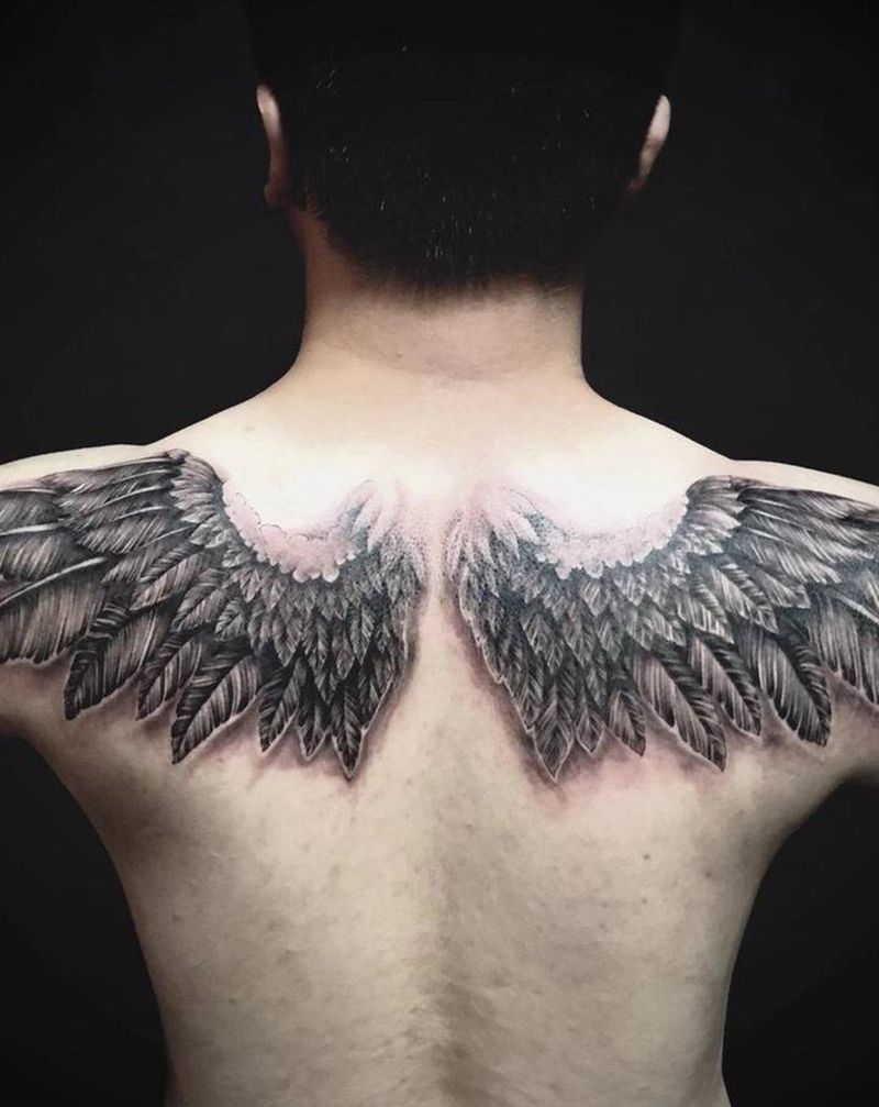 翅膀纹身图片_背部新传统欧美写实纹身图案