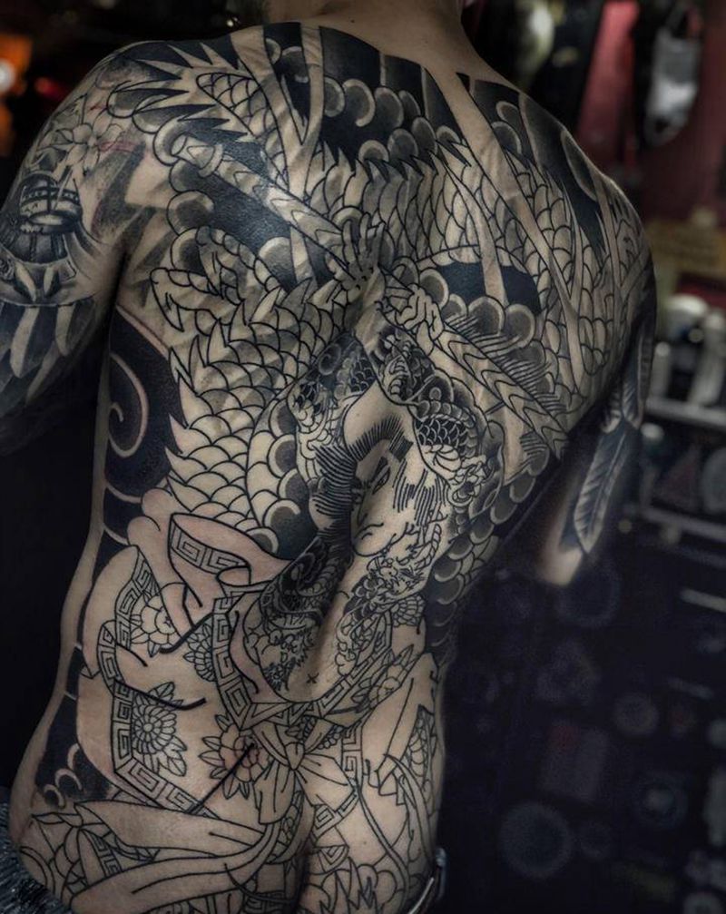 老传统遮盖纹身图片_背部老传统鬼绣文化纹身图案