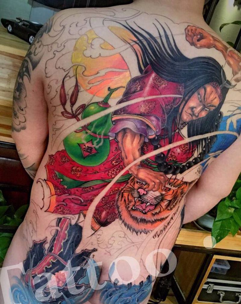 武松打虎纹身图片_背部新传统纹身图案