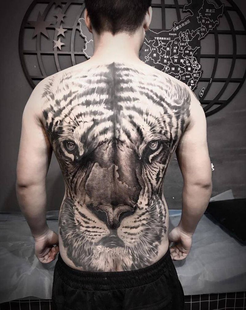 满背老虎……纹身图片_背部欧美写实纹身图案