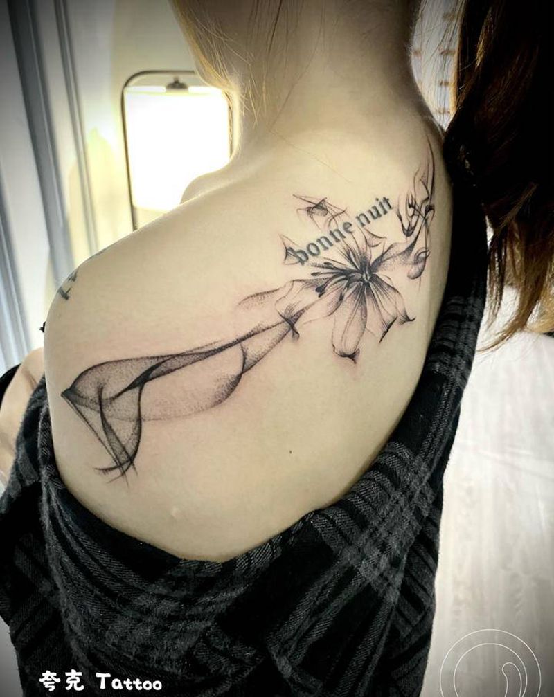 彼岸花纹身图片_背部肩部水墨点刺纹身图案