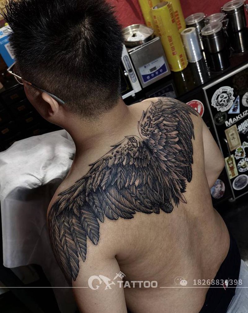 翅膀纹身图片_背部点刺鬼绣文化纹身图案
