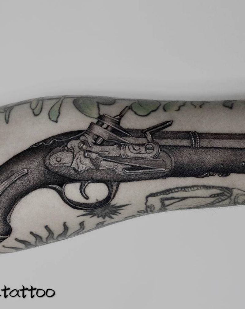 枪纹身图片_手臂欧美写实点刺手枪纹身图案