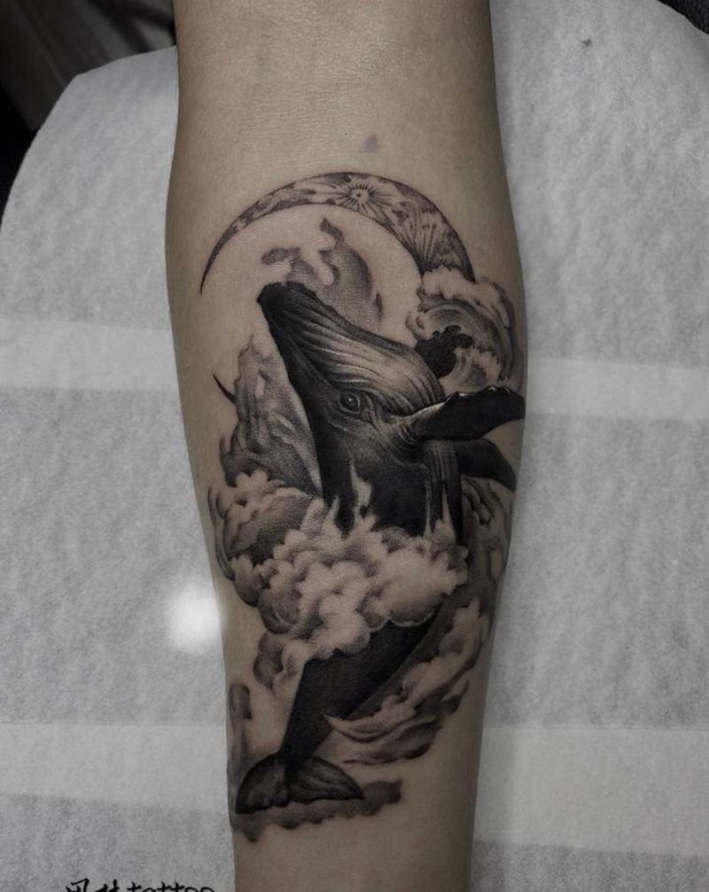 鲸鱼纹身图片_手臂欧美写实鲸鱼月亮纹身图案