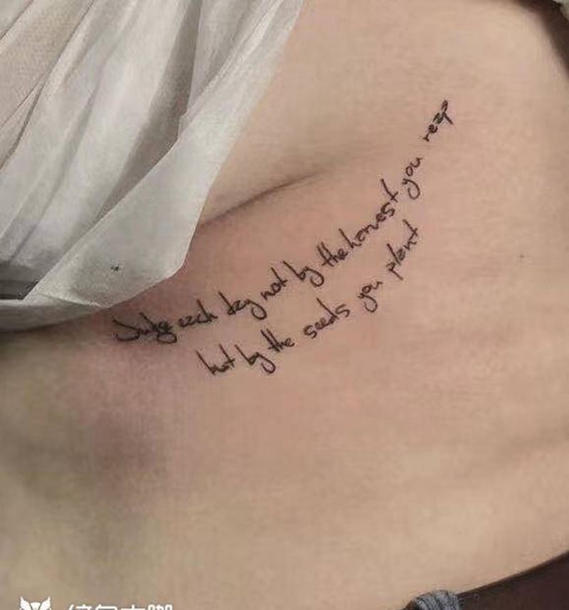 小清新纹身图片_胸部花体字小清新字母重庆纹身图案