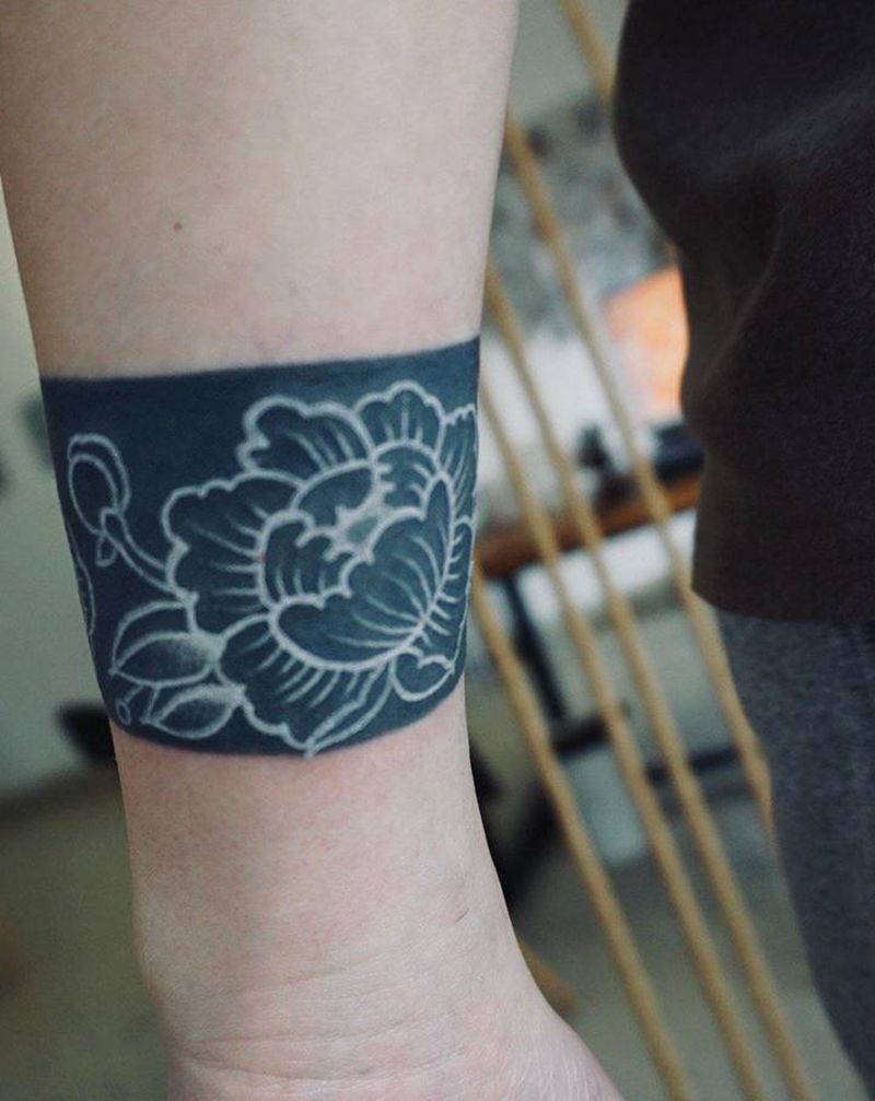 黑手环提白牡丹纹身图片_手臂图腾纹身图案