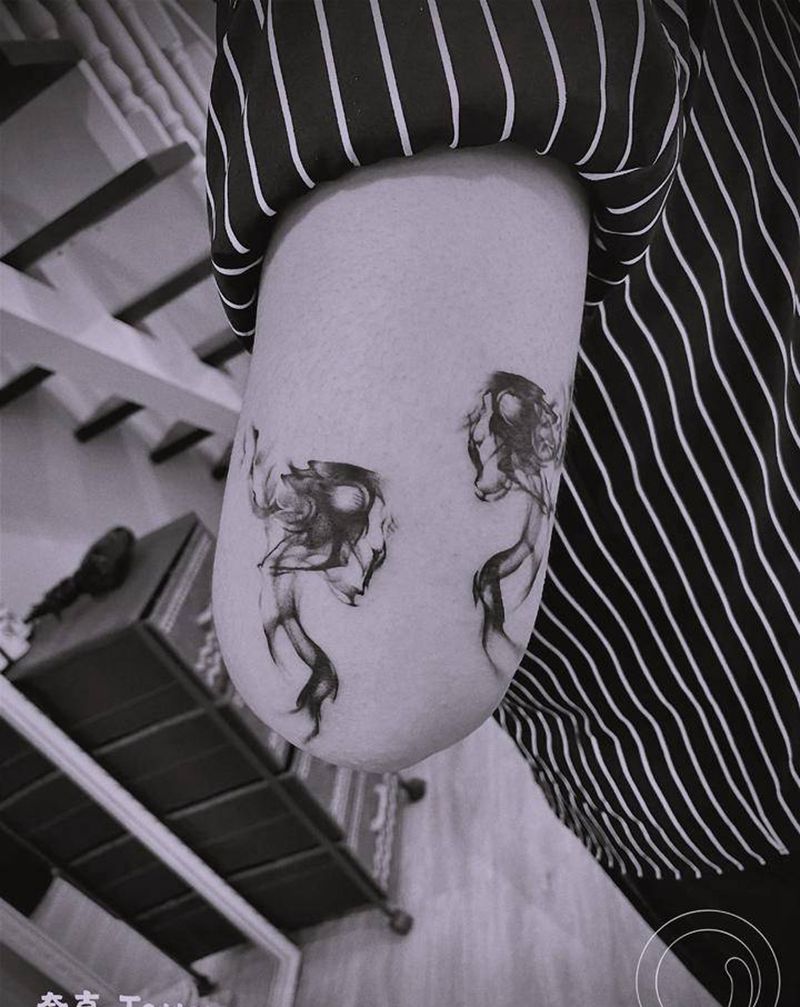 烟雾骷髅头纹身图片_手臂欧美写实水墨骷髅头烟雾纹身图案