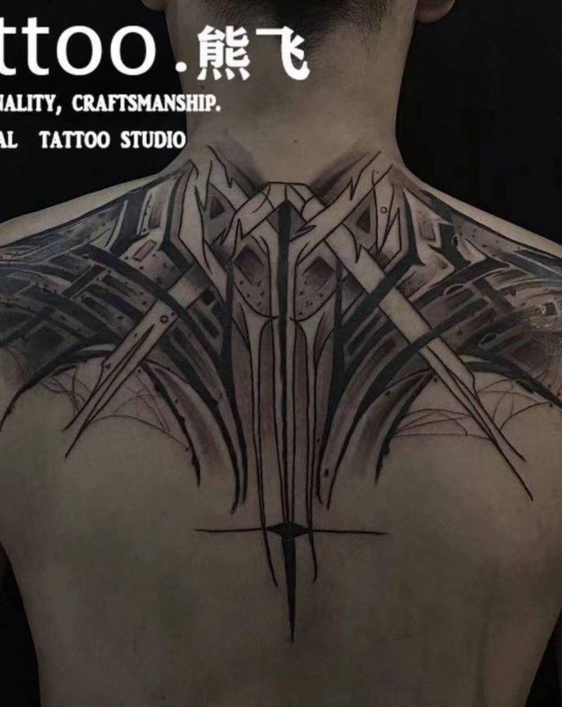 花体字半背纹身图片_背部肩部花体字花字体重庆纹身图案