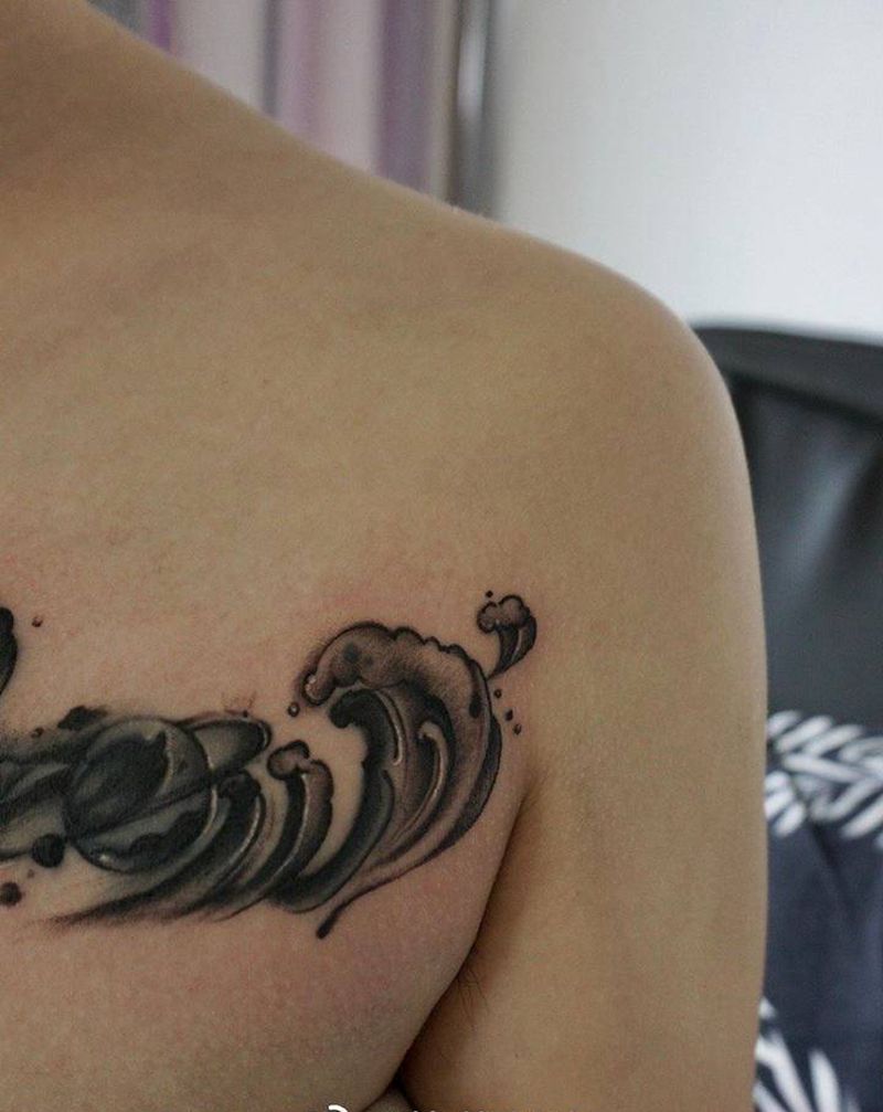 遮盖浪花纹身图片_胸部遮盖纹身图案