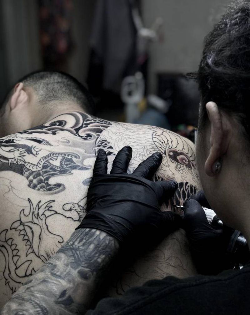 大龙纹身图片_背部新传统纹身图案