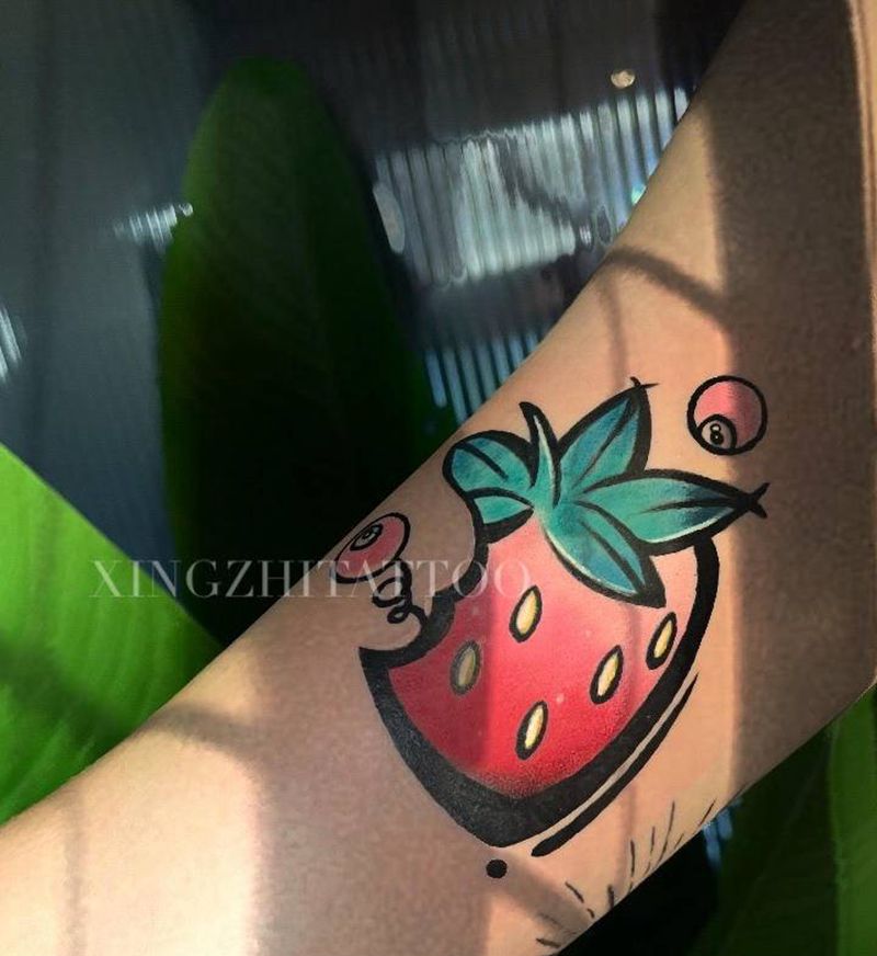 草莓纹身图片_肩部手臂New School水彩草莓纹身图案