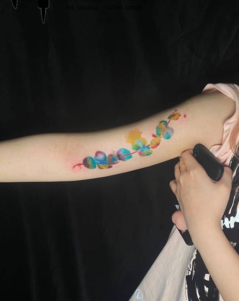 尤加利叶纹身图片_手臂水彩纹身图案