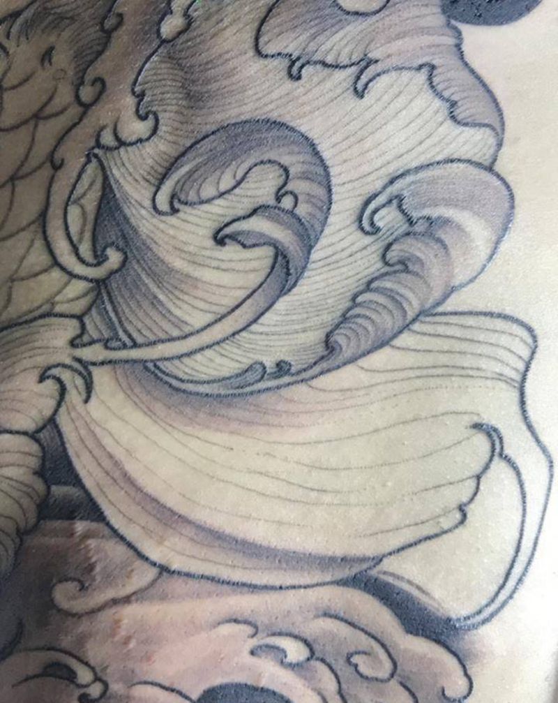 待续不红不肿不出血纹身图片_腹部纹身图案