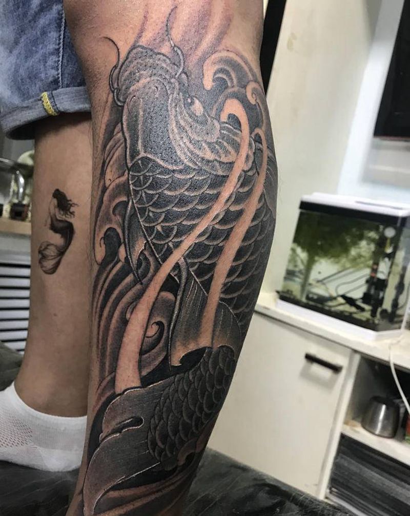 小腿鲤鱼纹身图片_脚部纹身图案