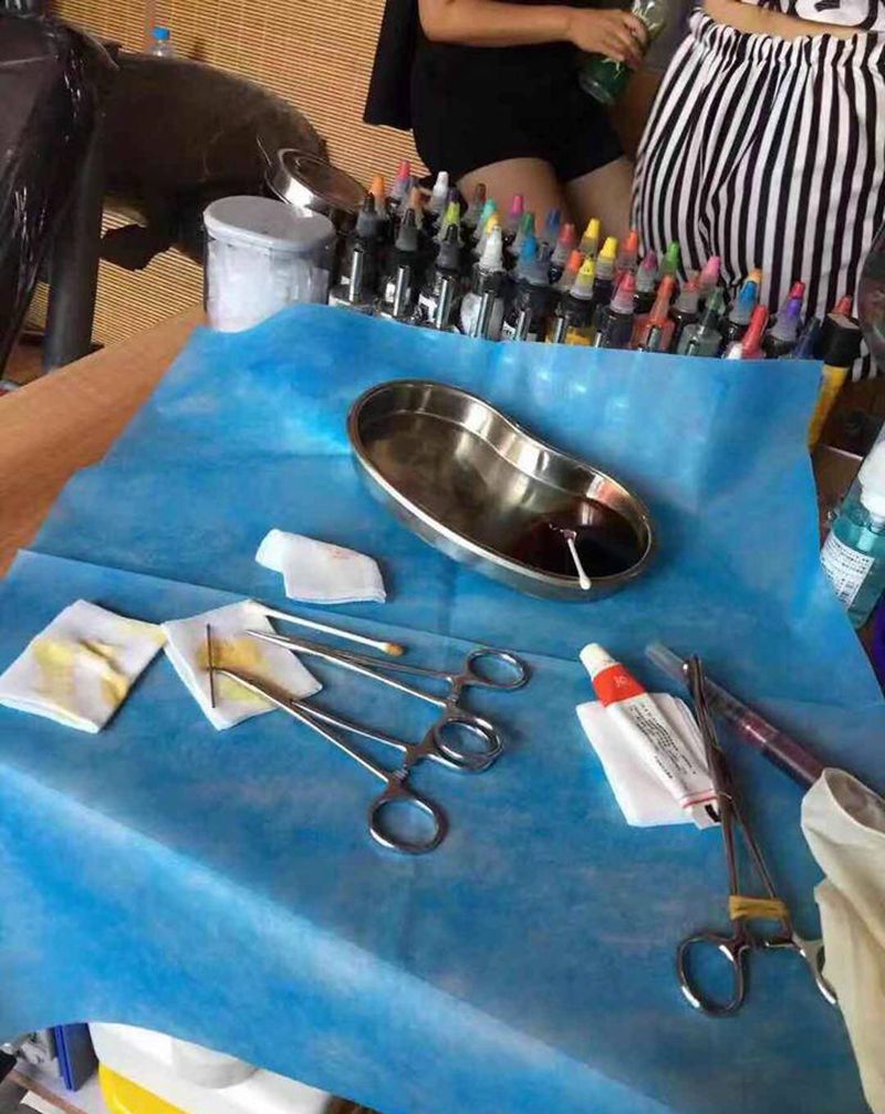 唇钉一波纹身图片_手部纹身图案