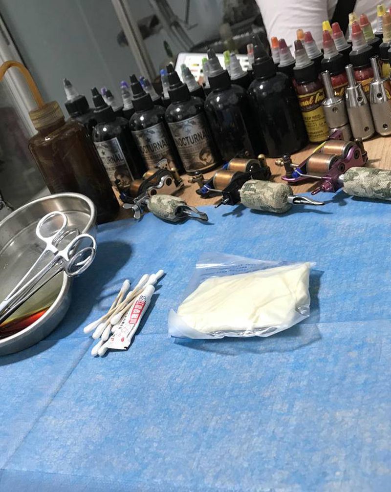 喉钉纹身图片_颈部纹身图案