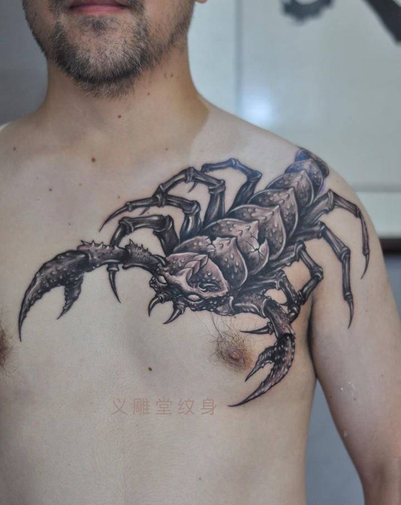 过肩蝎子纹身纹身图片_胸部新传统图腾义雕堂纹身图案