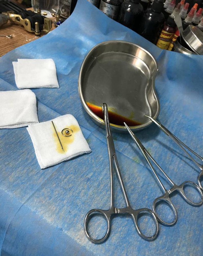 唇钉纹身图片_颈部纹身图案