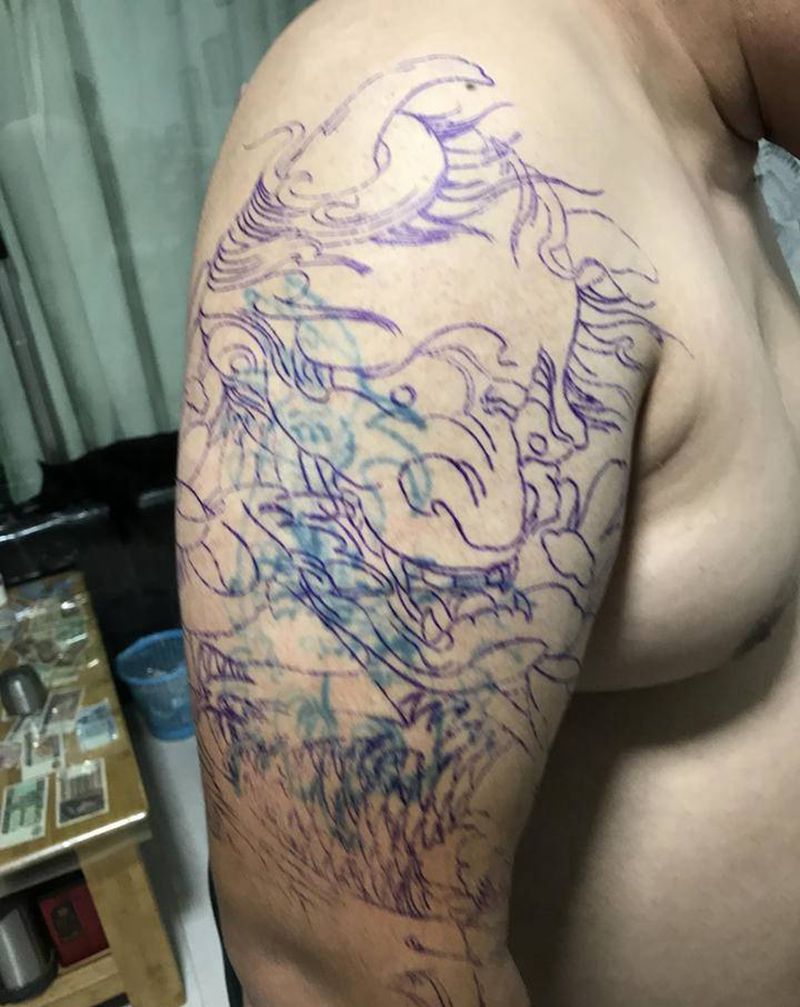 大臂遮盖待续纹身图片_臀部纹身图案