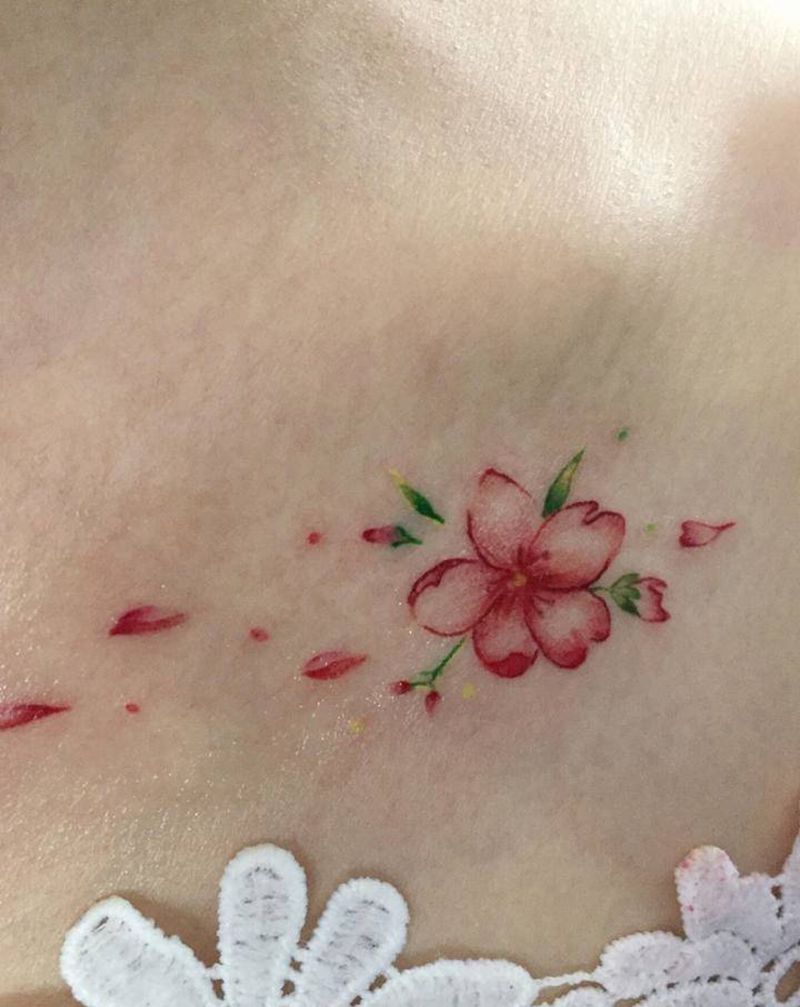 花自飘零纹身图片_颈部小清新纹身图案