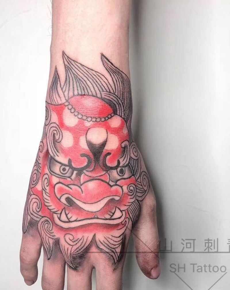 手背唐狮纹身图片_手部纹身图案