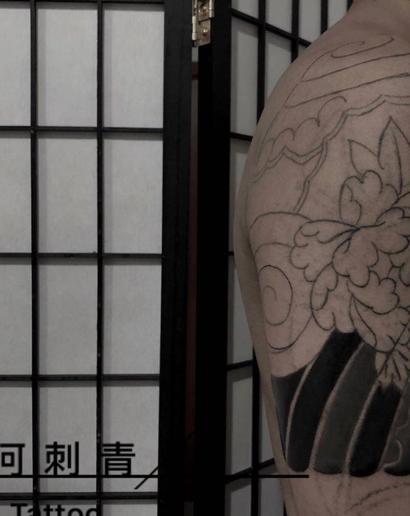 水中牡丹纹身图片_肩部纹身图案