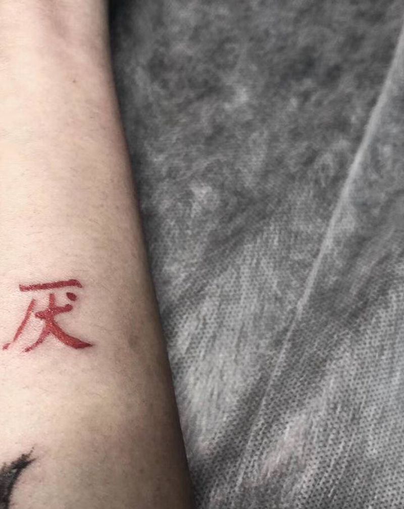 厌倦的厌纹身图片_手部厌倦了生活纹身图案