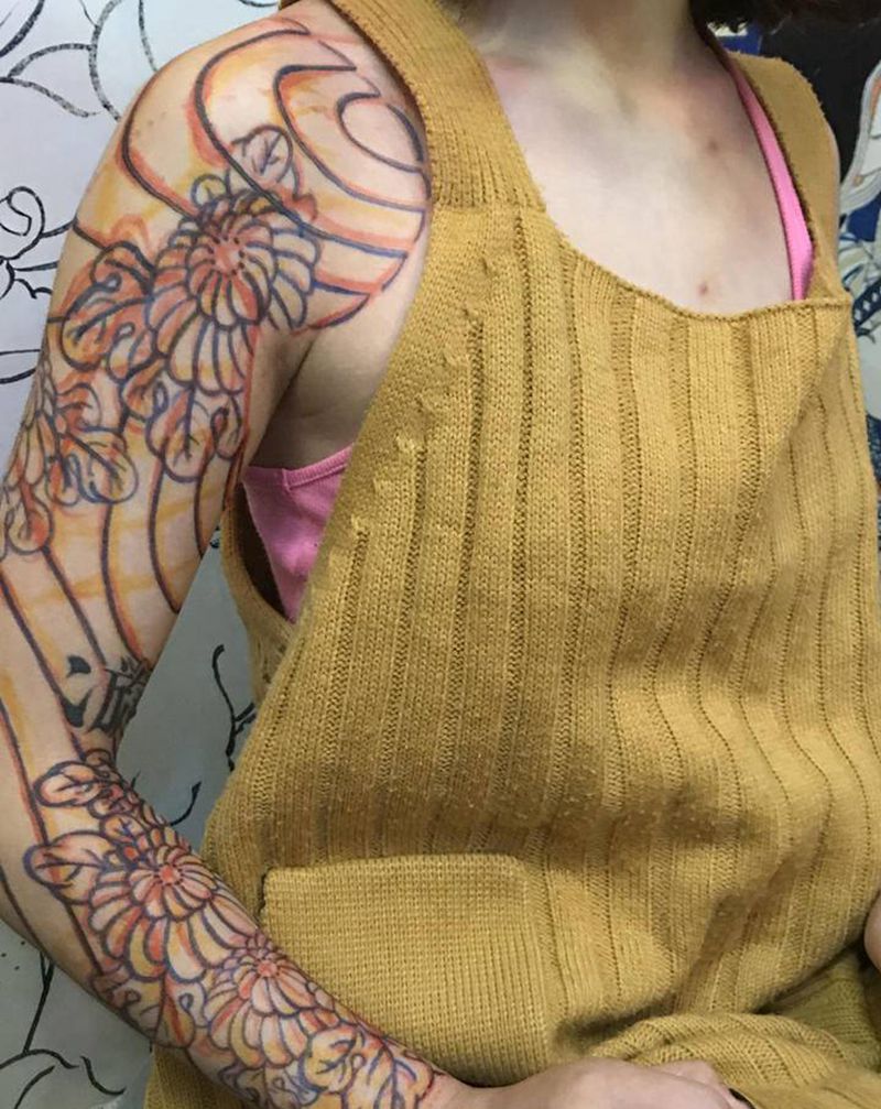 《菊》纹身图片_肩部手臂老传统菊花花臂纹身图案