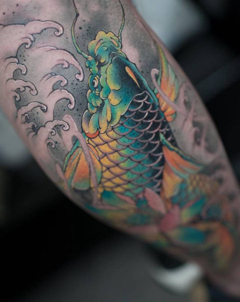 锦鲤纹身图片_腿部新传统纹身图案