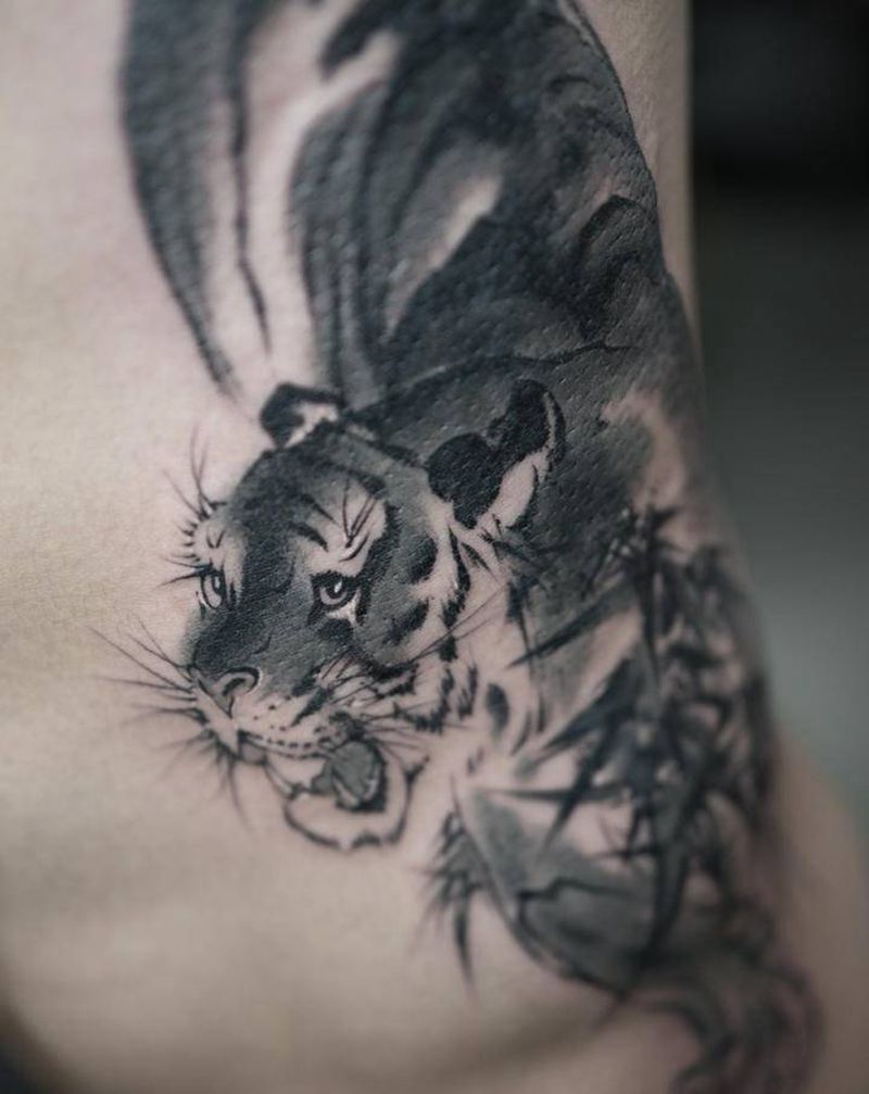 观山虎纹身图片_腰部背部水墨水彩纹身图案