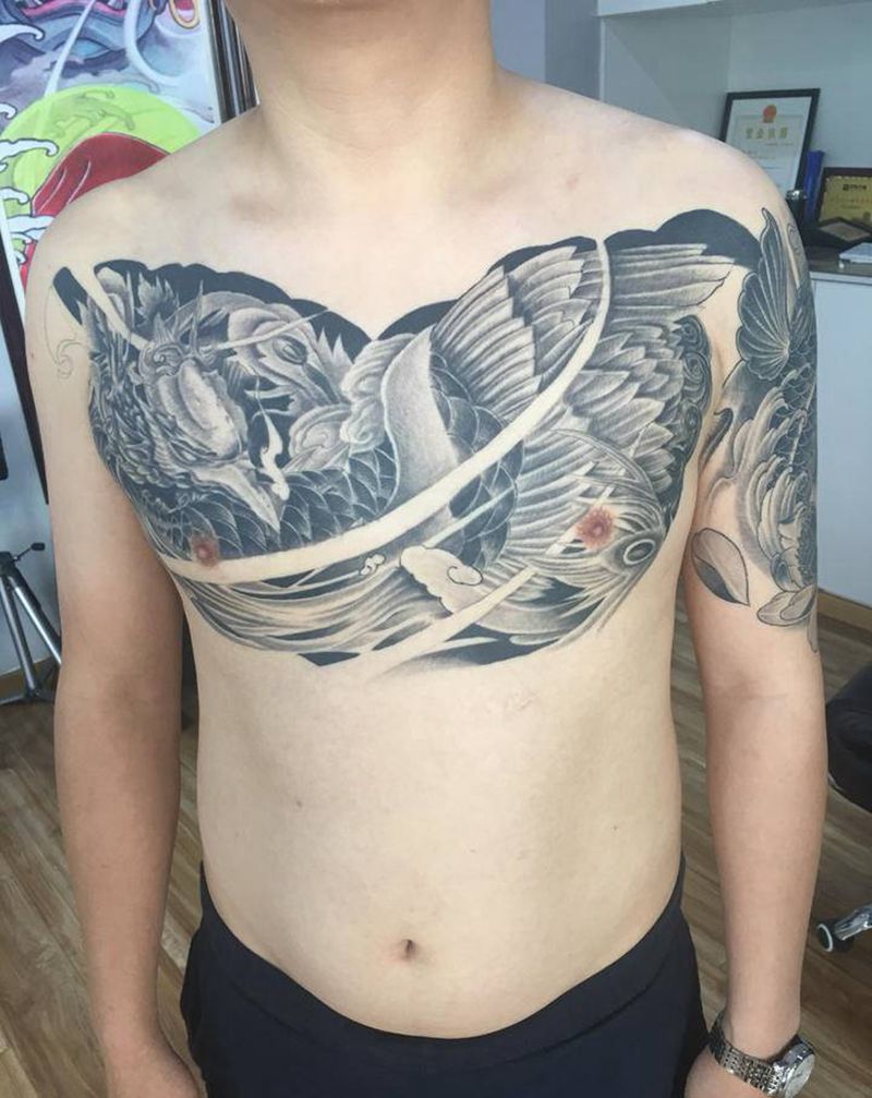 凤凰花胸纹身图片_胸部纹身图案
