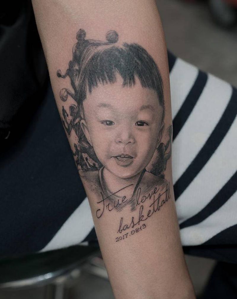 爱篮球的精神小伙儿纹身图片_手臂手部欧美写实水墨纹身图案