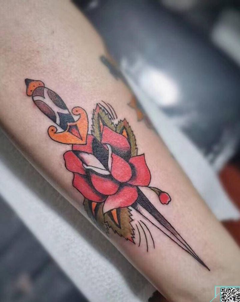 玫瑰之剑纹身图片_手臂水彩纹身图案