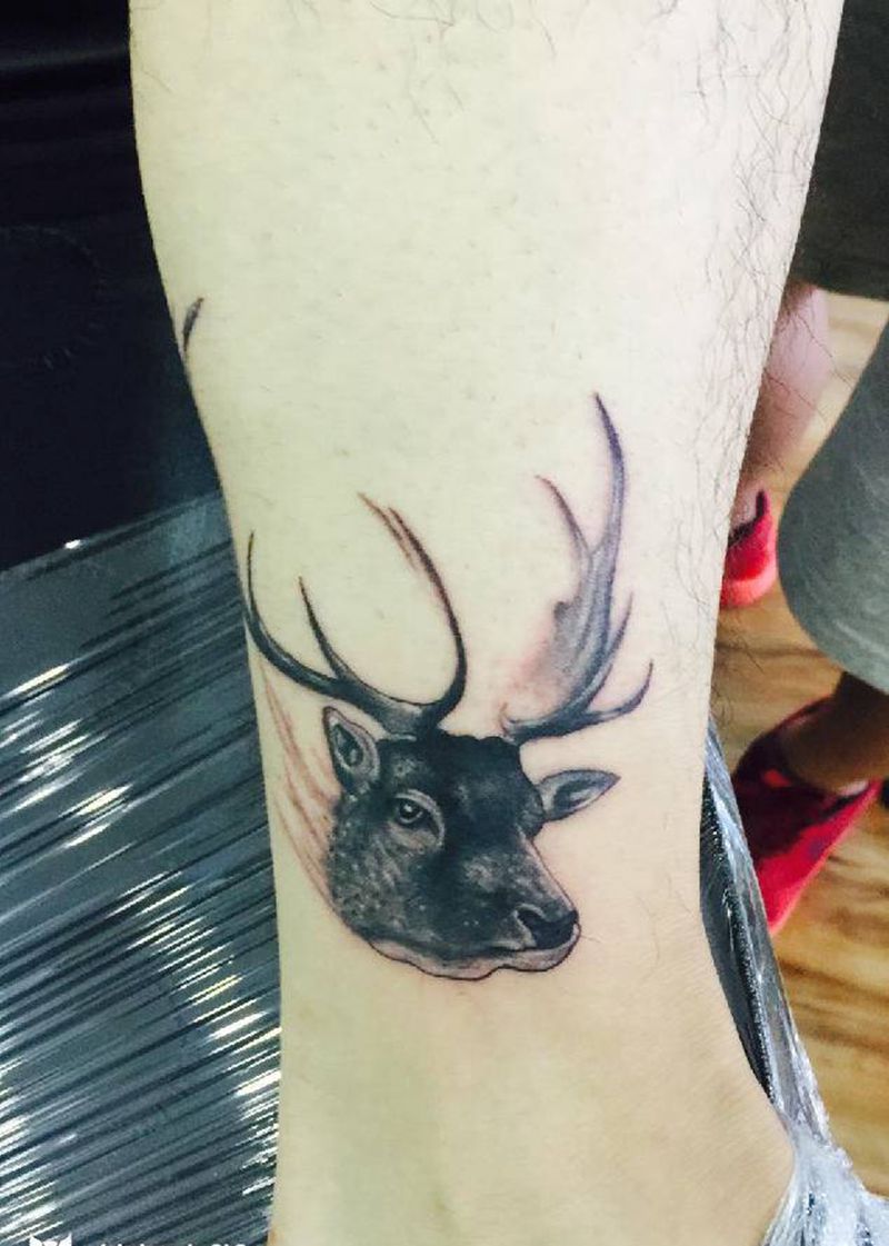 脚踝麋鹿头纹身图片_脚部欧美写实纹身图案