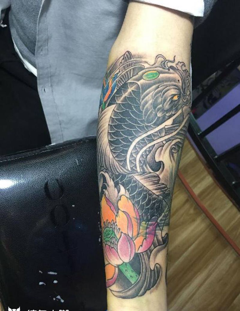 小臂遮盖鲤鱼纹身图片_手臂纹身图案