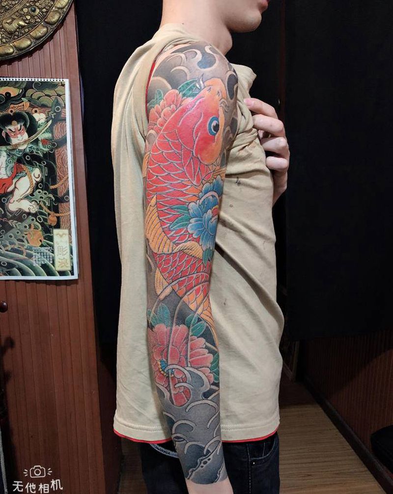 鱼和牡丹纹身图片_手部手臂老传统老传统鱼纹身图案