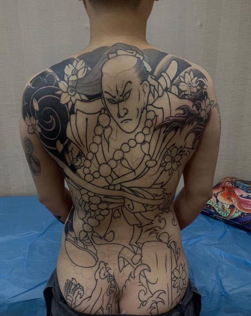 待续纹身图片_背部老传统纹身图案