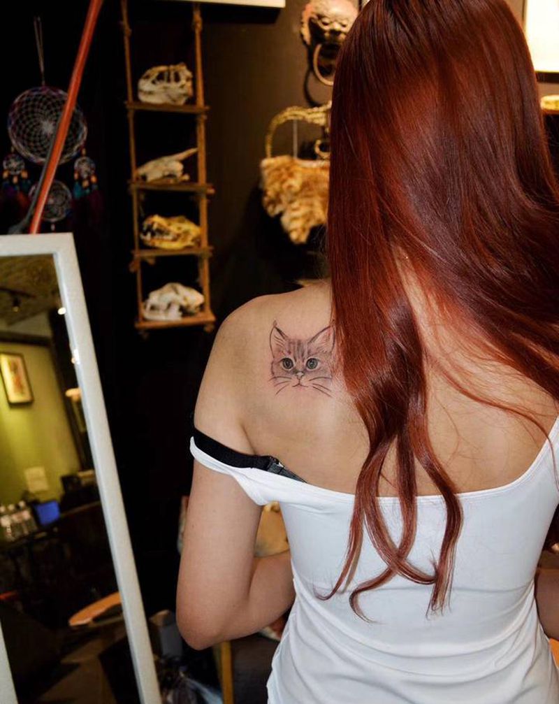 猫咪纹身图片_背部欧美写实纹身图案