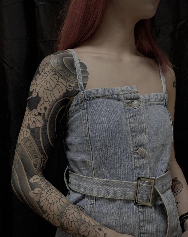 《菊》纹身图片_手部手臂老传统菊菊花纹身图案