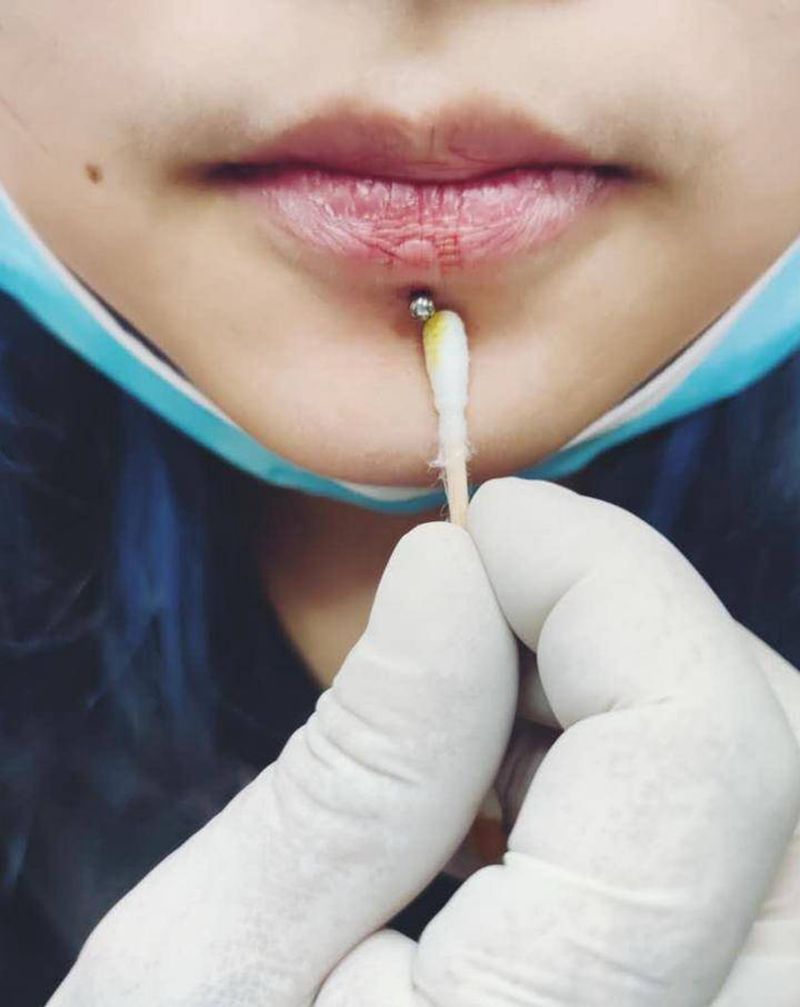 唇钉纹身图片_颈部纹身图案