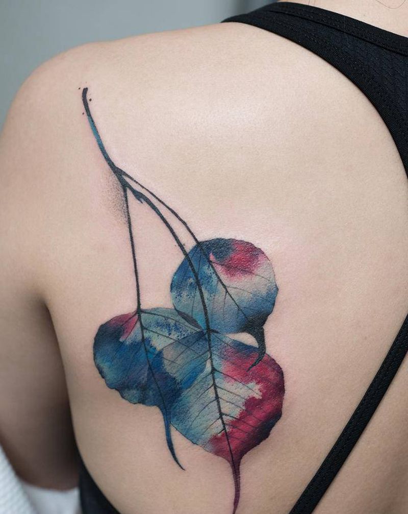 一叶一繁华纹身图片_背部水彩纹身图案