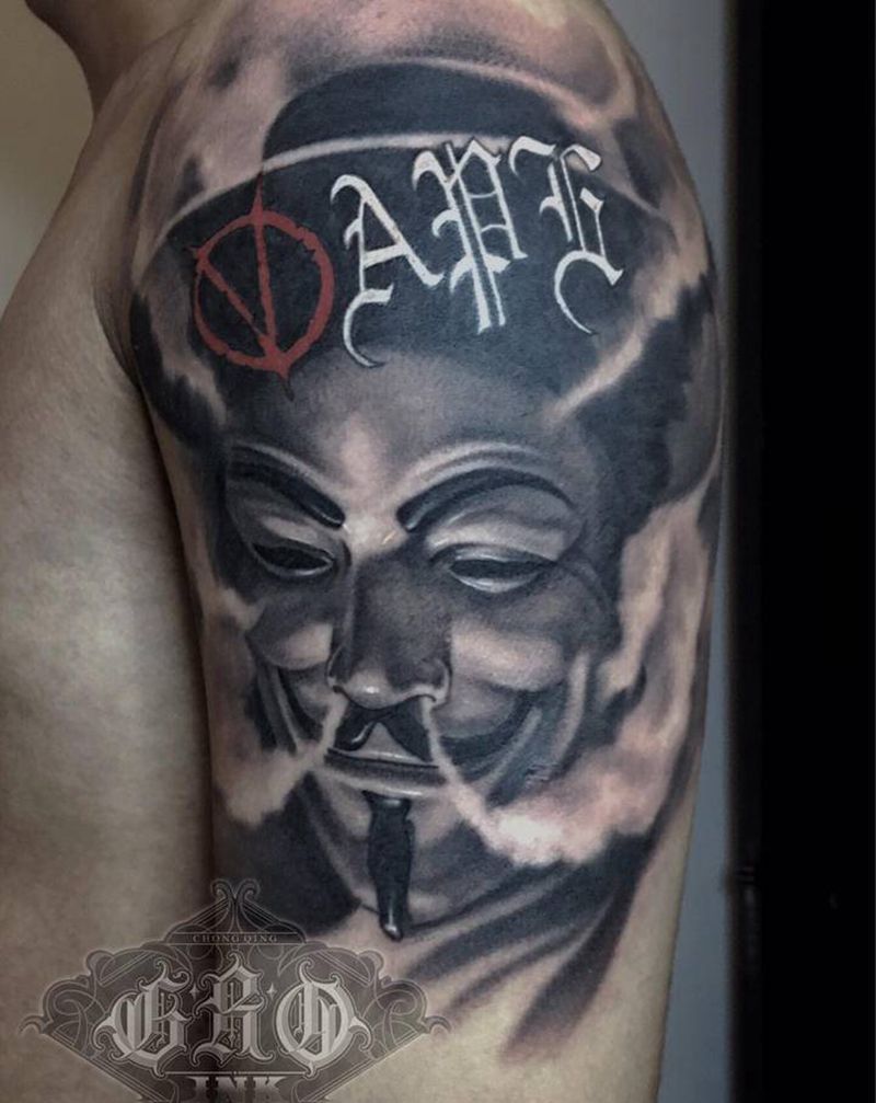 V字仇杀队纹身图片_手臂背部欧美写实花体字电影肖像纹身图案