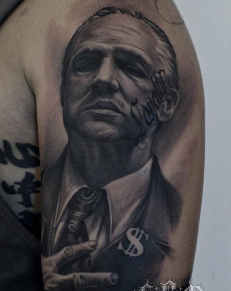 教父纹身图片_手臂肩部欧美写实花体字电影教父肖像纹身图案