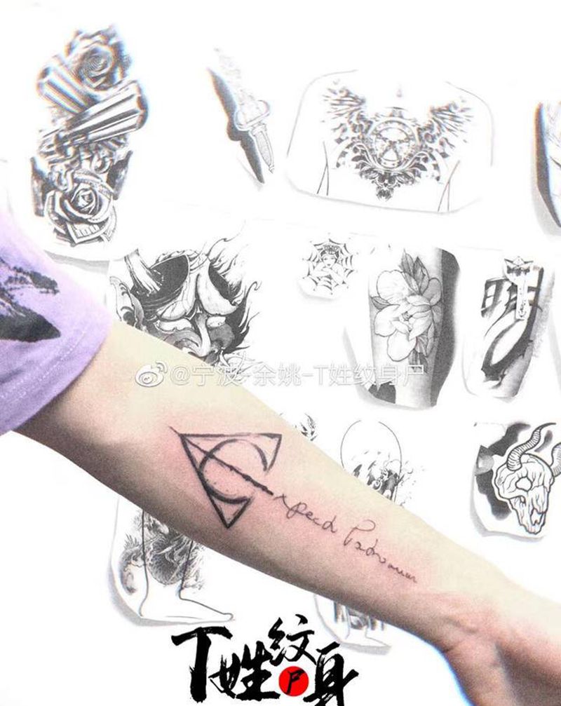 小清新字母纹身图片_手部纹身图案