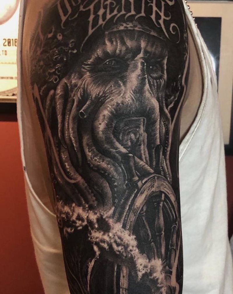 davy   jones纹身图片_手臂腿部欧美写实加勒比海盗肖像黑灰写实纹身图案