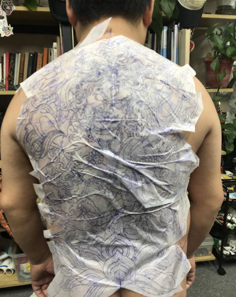 水线完成 待续纹身图片_背部纹身图案