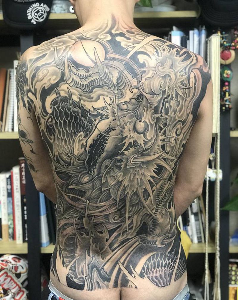 上半部结束纹身图片_背部新传统纹身图案