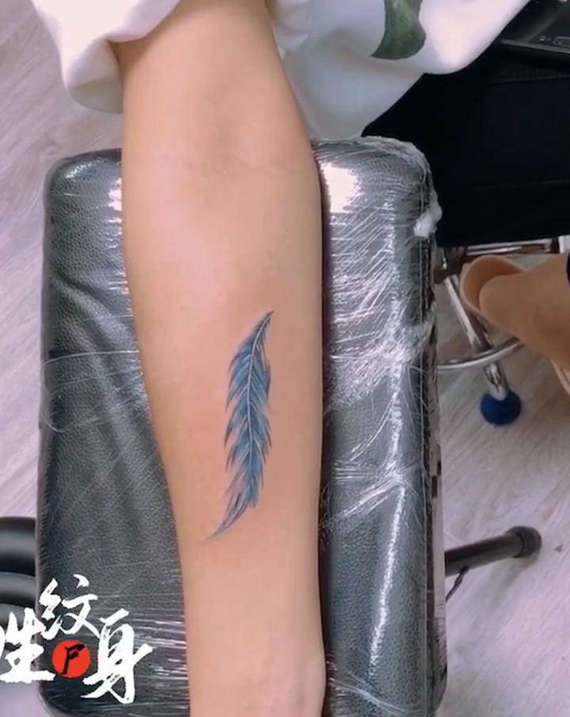 羽毛遮盖字母/纹身图片_手臂纹身图案